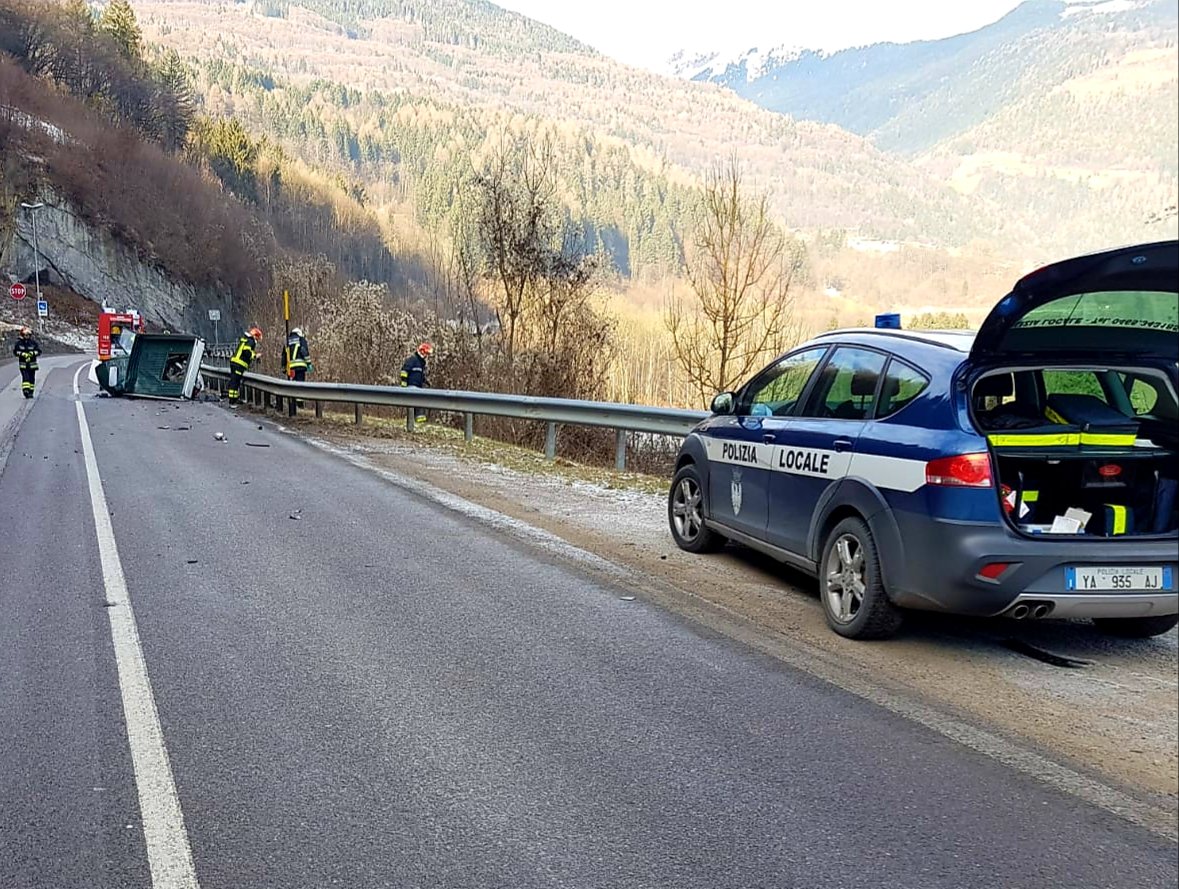 PLGiudicarie's tweet photo. Sinistro stradale #SS239 Vigili del Fuoco Tione di Trento #trentinoemergenza #elisoccorso Protezione civile del Trentino e Polizia Giudicarie sul posto https://t.co/ds0ySSzDS7