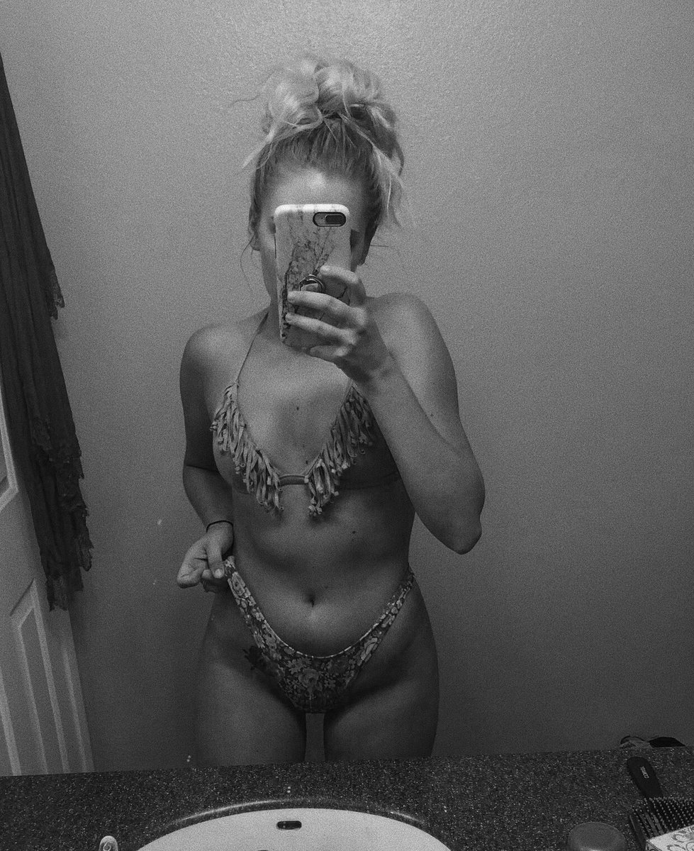 DisBishDoe's tweet photo. I’m going to be 24 this month so if anyone wants to donate to my “boob job fund” for 2020, now is the time. Every $1 helps (this pic is old) 😂🎉 #HelpATwigOut #WorkTheAngles https://t.co/pTosqGXtpu