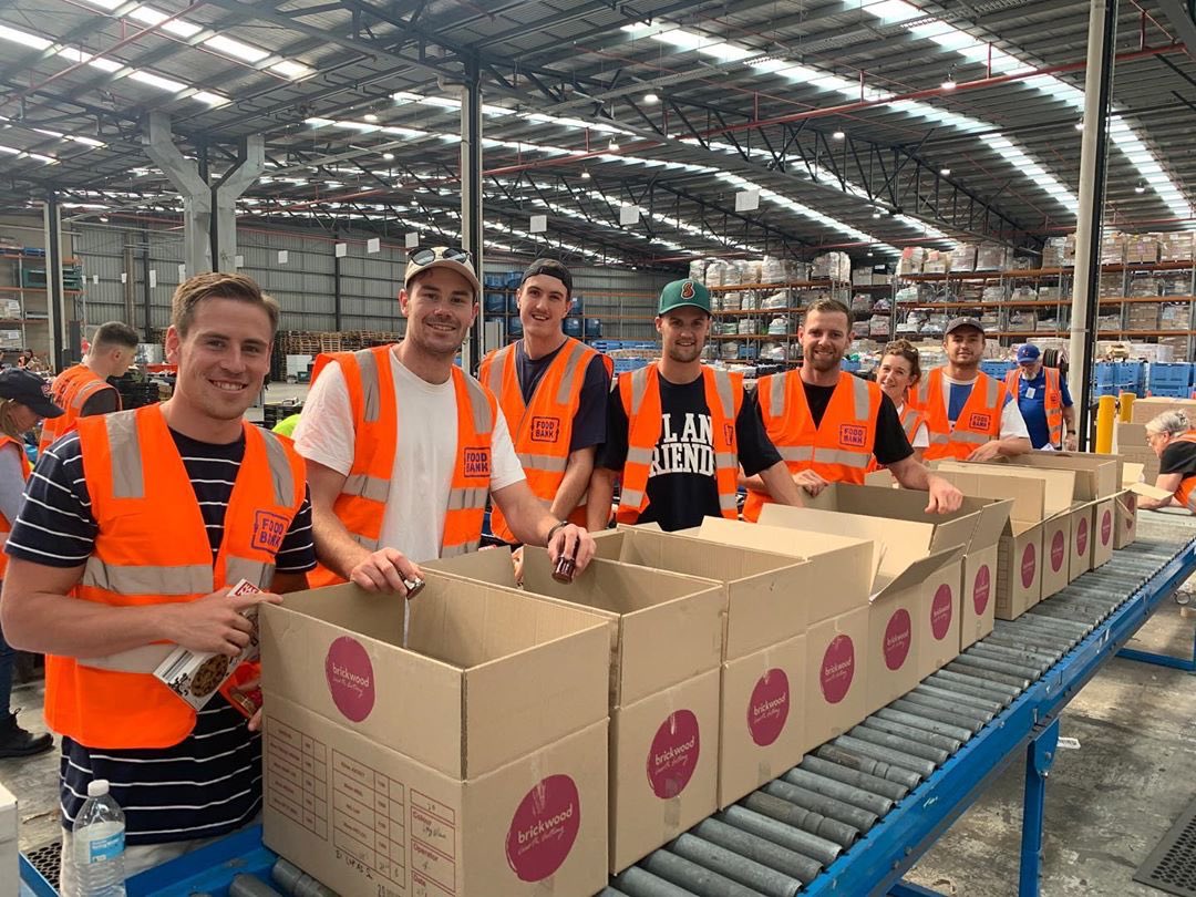 CarltonFC's tweet photo. Well played, boys. 💙

A bunch of Blues were down at Foodbank earlier today, packing hampers for those affected by bushfires. 👏

#BoundByBlue https://t.co/qDO53oqICc