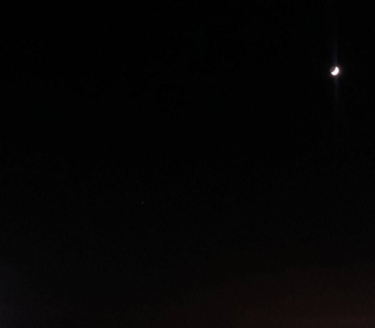 dailymoonpics's tweet photo. zoom on it https://t.co/irwOilpOcl