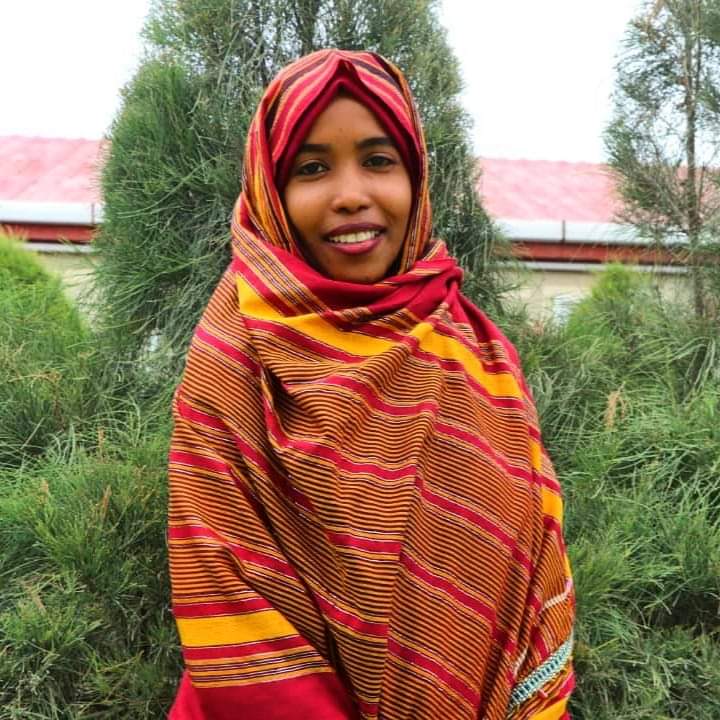 MaanSom's tweet photo. "Don't be shy about wearing your traditional costume. this is how I see beauty, I'm proud to be somali." 

#Youthmessage : ( Mogadishu Somalia) "

Ha ka xishoon inaad xirato dharkaaga dhaqanka. Sidan ayaan u arkaa quruxda, waxan ku faanaya inan ahay Somaliyad."

 #culture https://t.co/bwMDfD99R6
