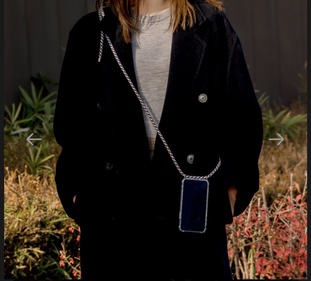 아르노 핸드폰 스트랩 샀다.오늘 하루 하고 다녔는데 전화받는 확률 평소 10%미만인 내가 90%까지 올랐다.너무 편해!!!주머니없는 옷 입을때도 불편하게 손에 핸드폰 들고 있을 일도 없고.어디에 두었는지 찾을 일도 없어! 와!판타스틱!