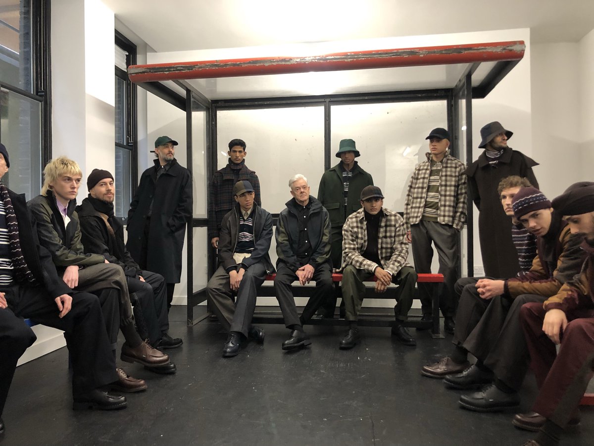 wwd_jp's tweet photo. 【ロンドンメンズ取材】「ルー ダルトン」は男臭い英国クラシックを若々しく軽やかにするのが得意な印象ですが、今回はいつもより土っぽさが強くモデルの年齢層も高め。スポーツウエア仕立ての新しい提案はあったものの、正統派すぎる気も。
#LOUDALTON #LFWM
https://t.co/HWsTqysMje https://t.co/yTY3dxy89h