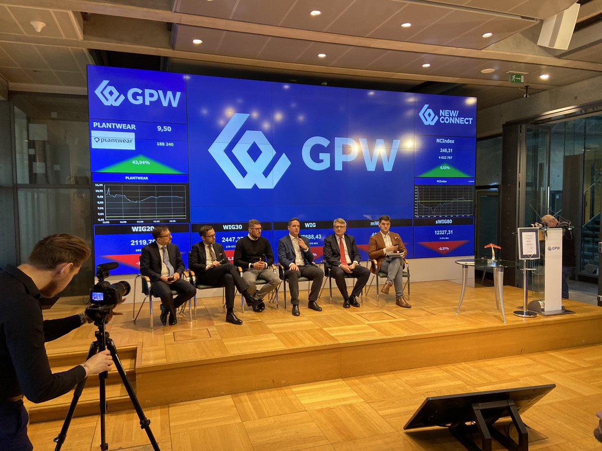 GPW_WSExchange's tweet photo. 🔔Debiut Plantwear SA podsumowujemy debatą na temat #crowdfunding.u na polskim rynku. Dyskusję z udziałem przedstawicieli @uknf, #GPW, @crowdconnectPL, #Plantwear i @crowdfunding_pl prowadzi @PawelBiedrzycki @strefainw 📊🔝❕ https://t.co/ghYLGnm0L7