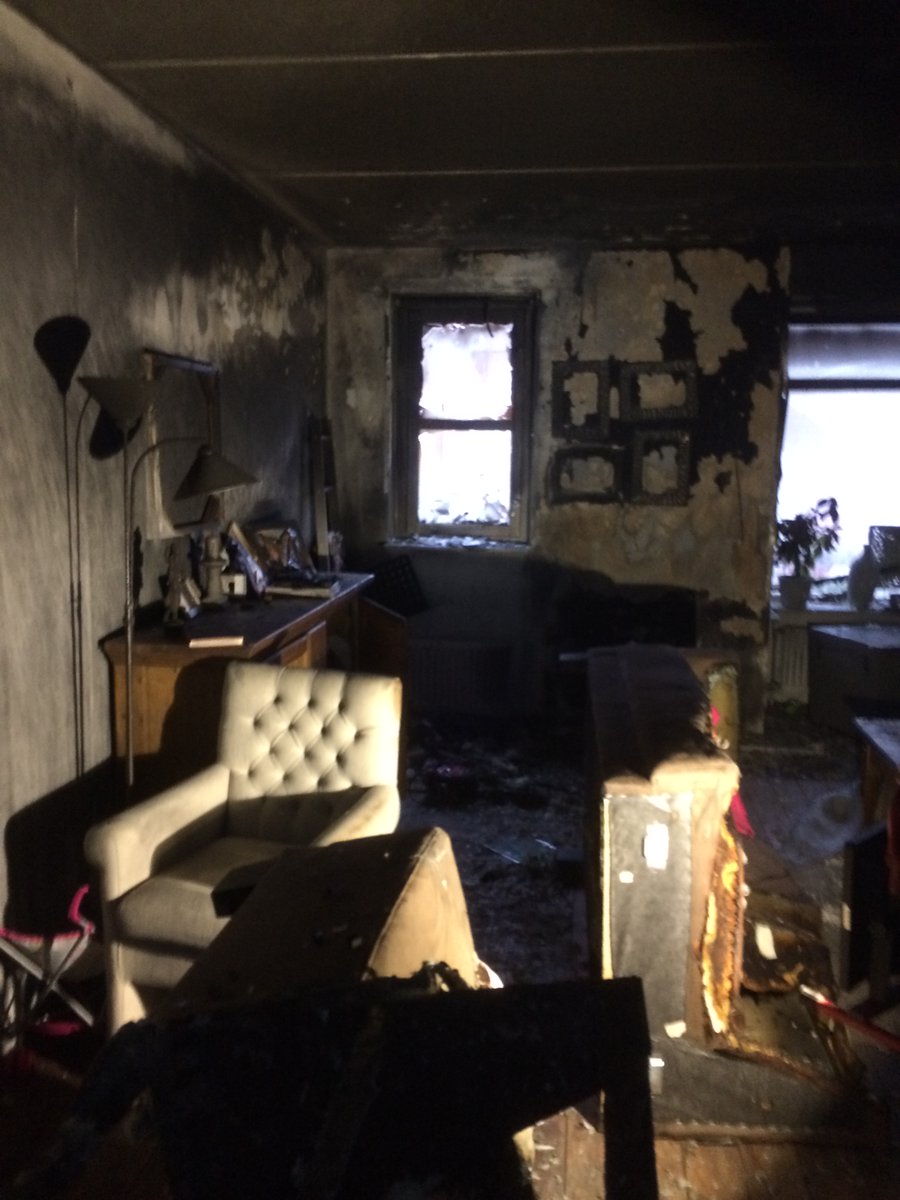 Teun uit #Marum weet nog precies wat er gebeurde die nacht. "Ik heb rond 22.45 uur de tablet aan de lader gedaan en ben naar bed gegaan. Een uur later wordt hij wakker van rookmelders. Hij ziet rookflarden op de overloop en weet dat er iets goed mis is. brandweer.nl/groningen/nieu…