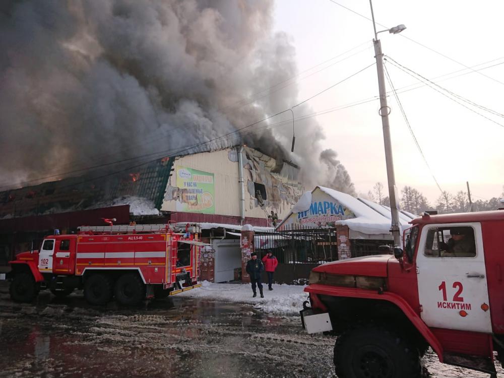 На крупном пожаре на рынке в Искитиме никто не погиб и не пострадал.
Открытое горение ликвидировано. Пожар ликвидируют по повышенному рангу сложности. 
Подробности, а также много фото и видео с места происшествия на сайте Бердск-Онлайн
berdsk-online.ru/news/iskitim-o…