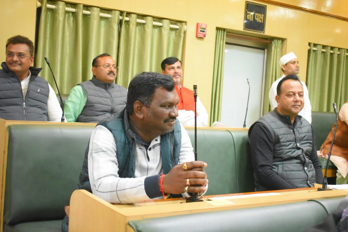 amarbauri's tweet photo. पैनी निगाहें हैं सरकार पर।

भारतीय जनता पार्टी एक मजबूत और जिम्मेदार विपक्ष की भूमिका निभाने को संकल्पित है। हम ये सुनिश्चित करेंगे कि राज्य की नई सरकार अपने प्रत्येक वादों को पूरा करे।

#JharkhandFirst 
@BJP4Jharkhand @navinjaiswal4 @Manishjhzb @Anant_Ojha_BJP @biranchi36 https://t.co/sKouc5droh