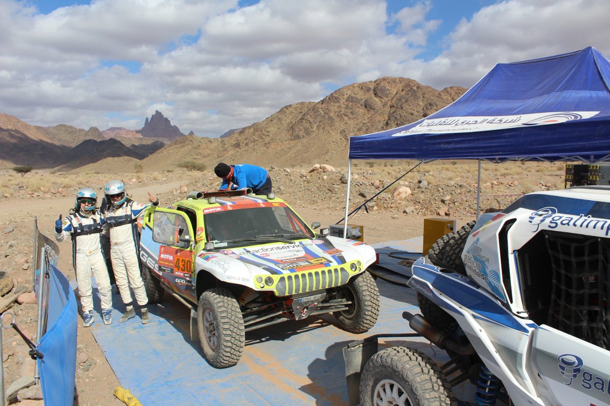 Refueling!
Todo en orden y Ok.
Temperatura perfecta!
Transmisión perfecta!
Seguimos en tramo neutralizado desde km 118 al 189.
Vamos!!! 
#JCyRoberAlDakar
#PromygesRallyTeam
#Dakar2020