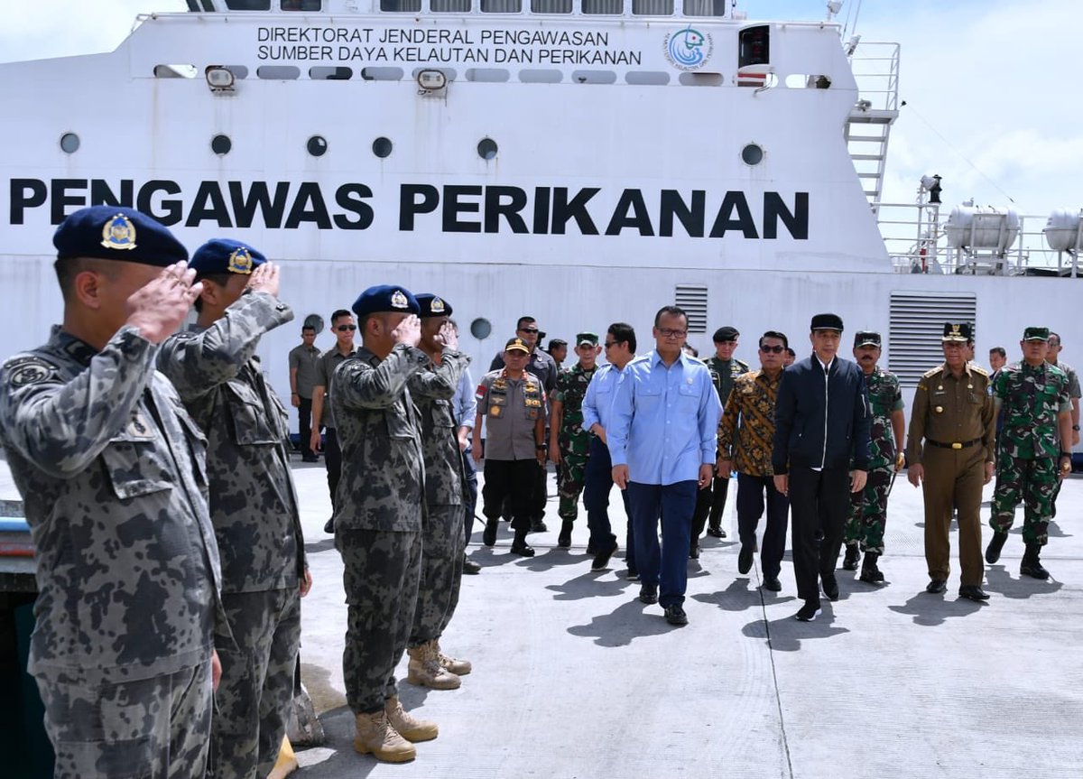 Baru kali ini pak @Jokowi menyempatkan diri mampir di kapal pengawas perikanan, penjaga laut kita dr pencuri ikan, 5 tahun lalu perikanan kita cukup menurun dan hancur, semoga cepat pulih di bawah kepemimpinan pak @Edhy_Prabowo. Bravo pakkk menteri. <a href="/sugandhi_hendra/">Hendra Sugandhi</a> <a href="/kompascom/">Kompas.com</a>