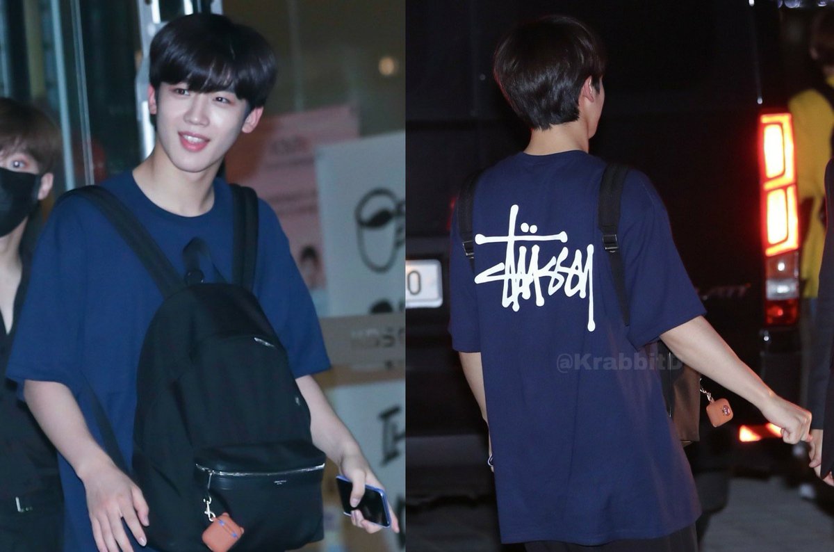 jaewdz's tweet photo. 요한’s love for fans:
when fans gave yohan sandals that didn’t fit him, he still made sure to wear it out to show his appreciation.

when he received a shirt, he purposely carried his bag infront to show off that he was wearing a fan giftㅠㅠ

#엑스원_새로운_시작 
#NEWX1_support https://t.co/rFoXy2uY7o