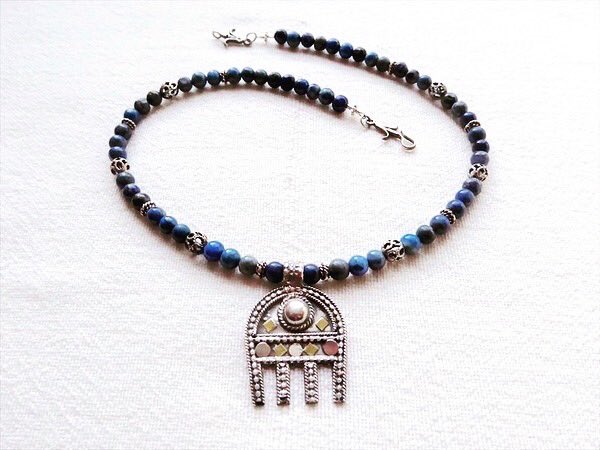jbatesjewellery's tweet photo. ::: AINIA :::
#silver decorated with #gold Hand of #Fatima #amulet from #Oman, on a string of #lapis lazuli stones and #handmade silver #beads and clasp
#jewellery
#silverbeads #lapislazuli #handmadebeads #lapis #lapislazuli #handoffatima #Oman #handmadesilverbeads #Omanisilver https://t.co/UE7kV57f72