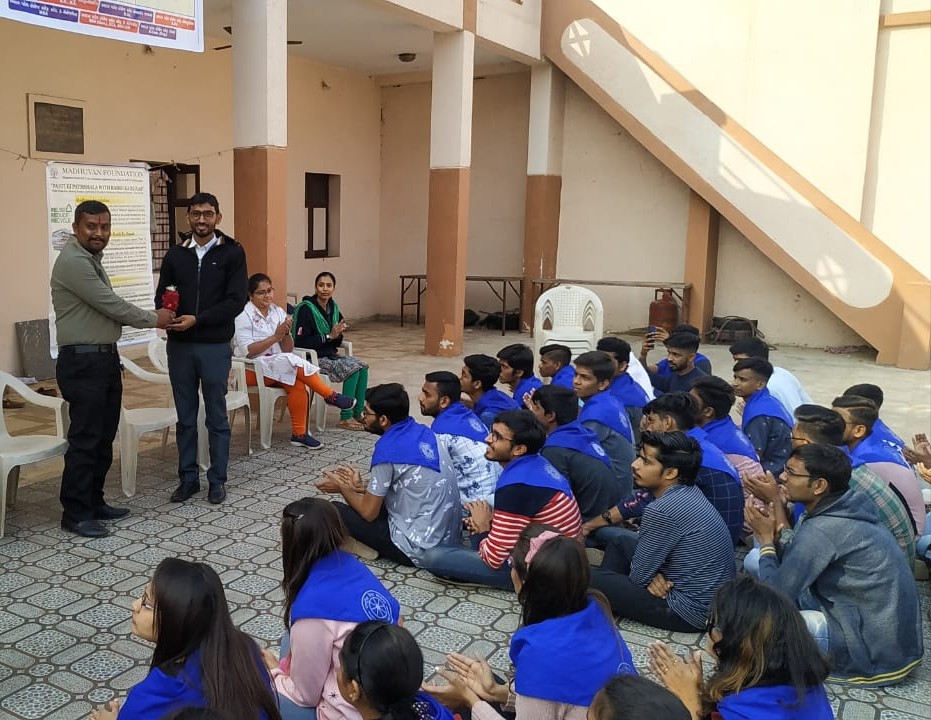 MadhuvanF's tweet photo. #Pasti_Ki_Pathshala_With_Raddi_Ka_Ruaab
#Introducing_Project
#To
#NSS_Students
#Sardar_Patel_College_Of_Administration_And_Management
#Explained_Importance_Of_Project
#Waste_Paper_Collection
#At_Isnav_Village
#Taking_Contribution_Of_Society
#Working_To_Promote_Education https://t.co/ivgaP3EmSt