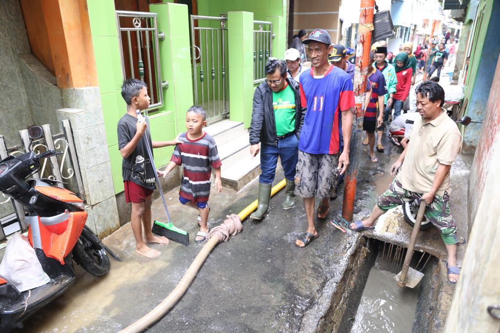 Muhaimin semangati warga Kampung Pulo bersihkan selokan pascabanjir #pkbpeduli kalbar.antaranews.com/nasional/berit…