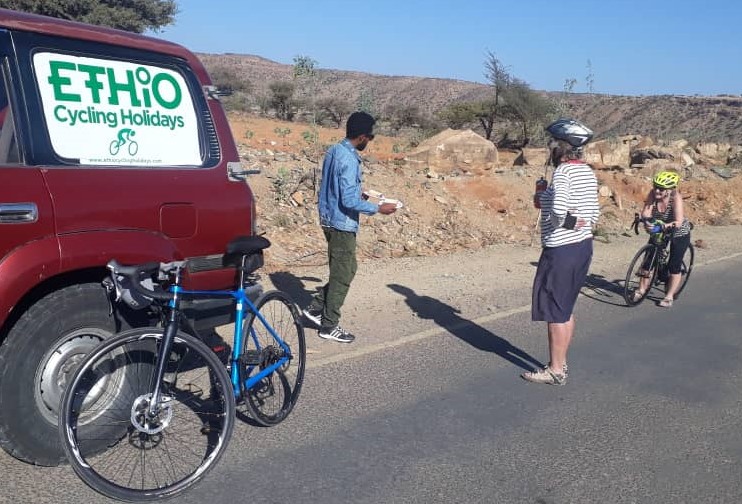 ethiocycling's tweet photo. Cyclist: “I will need more than honey sandwiches to keep me going.” Sammy to cyclist: “But wait til you try Tigray honey!” #ethiocycling #localhospitality https://t.co/cUX9NI0dNt