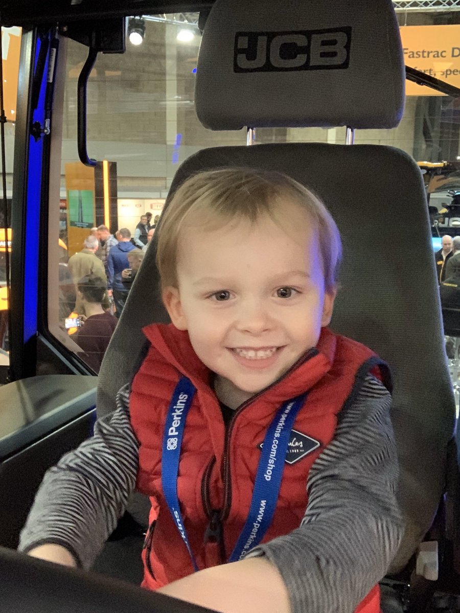 NACPritchard's tweet photo. Roos day is made already, sitting in a really nice #tractor or two! #simplepleasures #JCB @JCBAgriculture @lammashow #lammashow #RooRocks https://t.co/6QW4rbTMWf