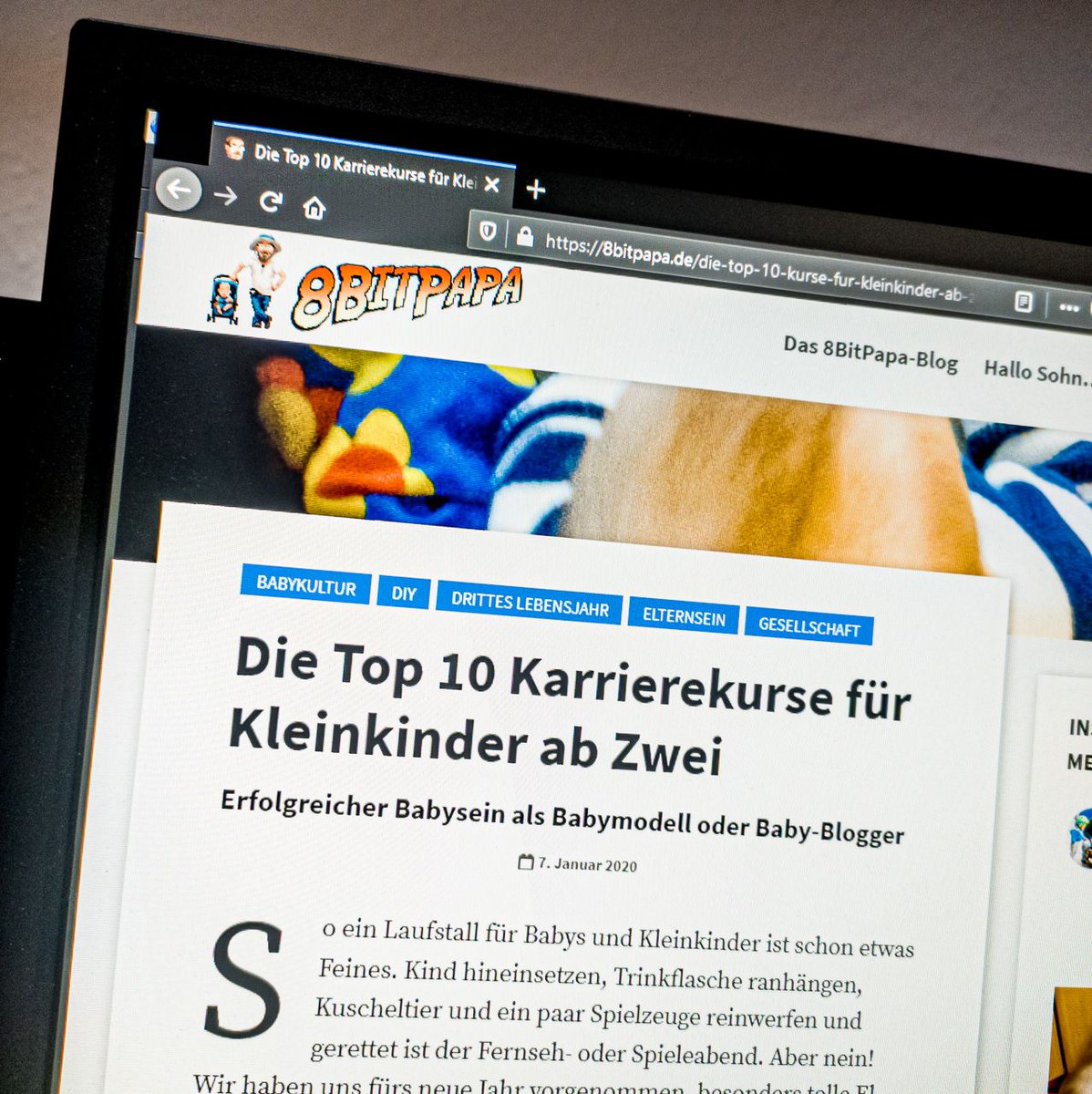 8BitPapa's tweet photo. +++ Neuer Lesestoff: Die Top 10 Karrierekurse für Kleinkinder ab Zwei +++⠀
📰⠀⠀⠀
Was ist, wenn unser Kleiner so schlau wie Richard Feynman und Stephen Hawking zusammen ist, Hörsäle aber nur von Harry-Potter-Filmen kennt? Wir müssen also aktiver werden als Eltern! https://t.co/RSmGh88Fy9