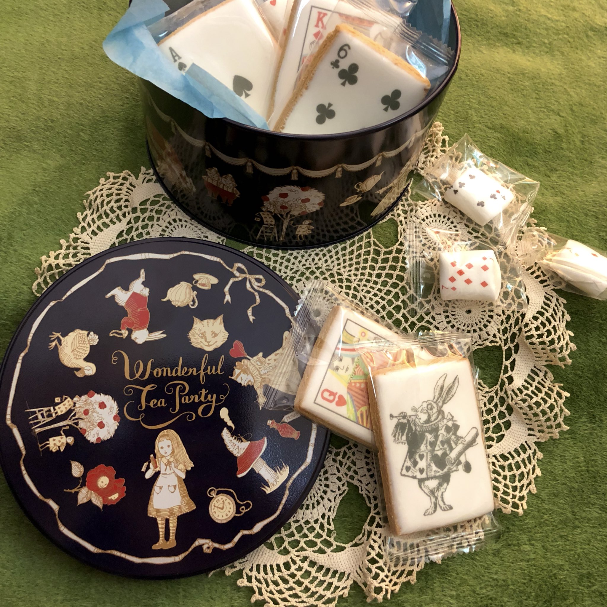 たら 太陽と月クッキー缶に続いて トランプクッキーとマシュマロも手に入れてました タイガーのビッグトランプと比較したために縮尺不明でおかしな画像に そして 勝手に絵札が揃ってるものと思いこんでいたので の6なクッキーが入っててびっくり