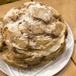 10円玉と比較してわかるこのデカさ!超特大シュークリーム!