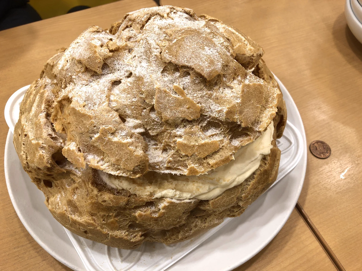 10円玉と比較してわかるこのデカさ！超特大シュークリームwww