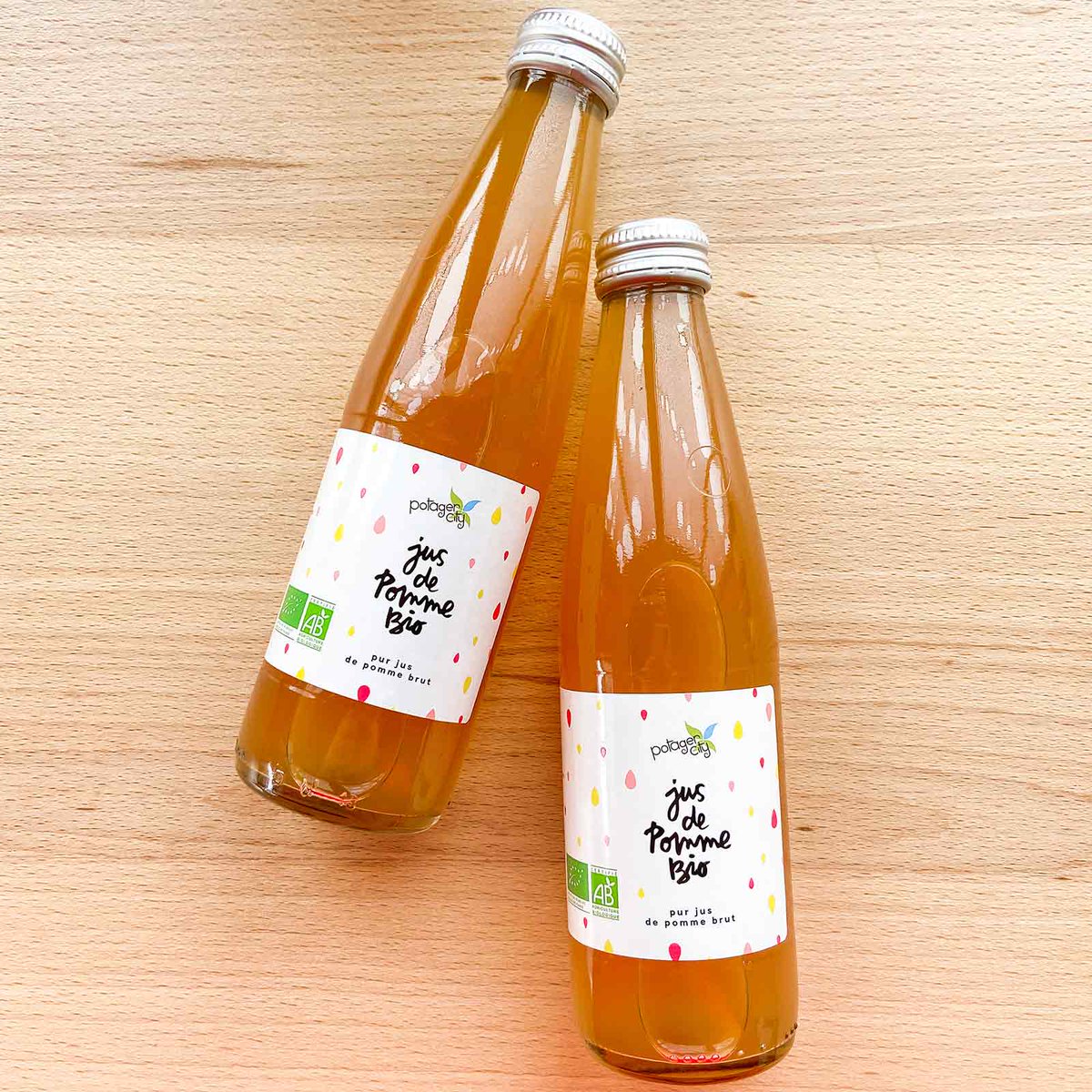 🍎 Comme chaque semaine, le mercredi, on vous tient au jus de la composition de vos corbeilles.

Et jus-tement, des petites bouteilles s'invitent à la pause ! 
Elles seront accompagnées de mandarines BIO, de pommes, d'oranges BIO et de bananes BIO fairtrade.✨
