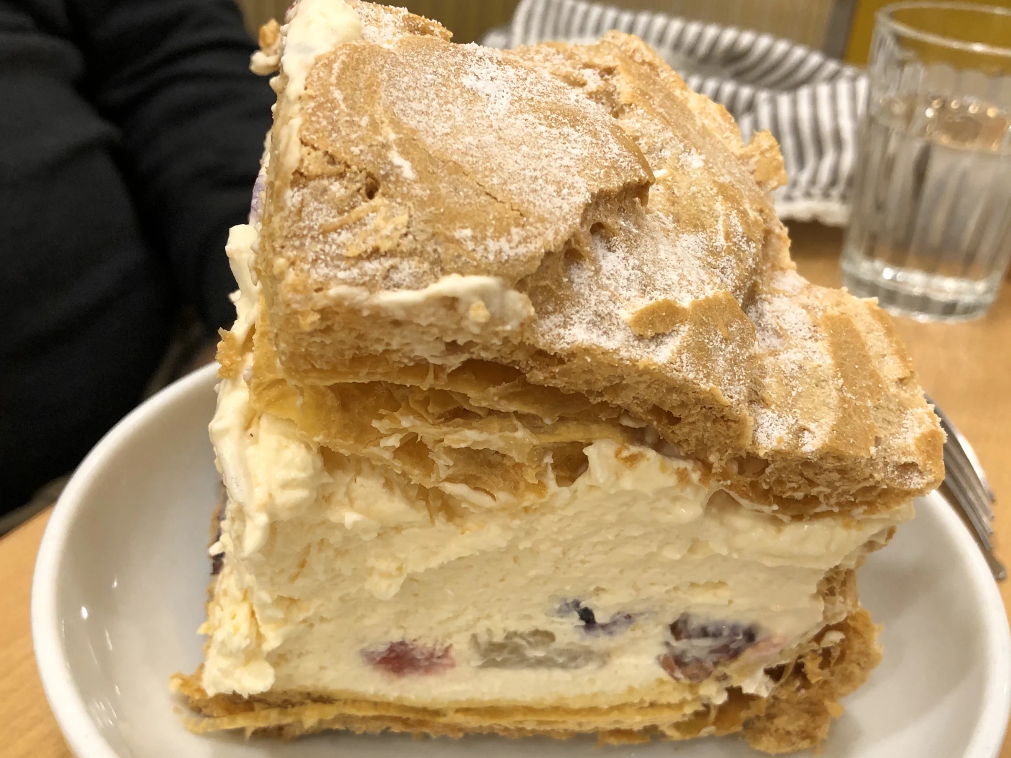 10円玉と比較してわかるこのデカさ！超特大シュークリームwww