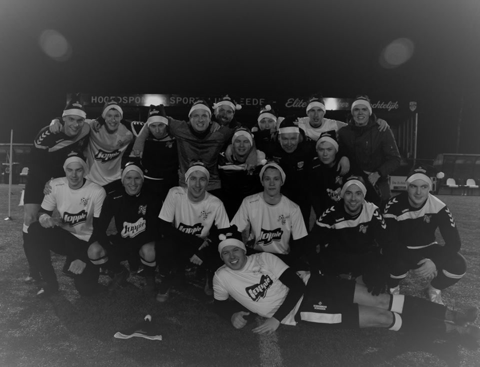 sportclubneede's tweet photo. Het eerste elftal is gisteren weer begonnen met de training, voor het tweede deel van de competitie. Sponsor @SchuurmanSchoen deelde lekkere warme ijsmutsen uit aan de heren. Nu maar hopen dat het nog een beetje gaat vriezen, zodat ze de mutsen ook volop kunnen gaan gebruiken. https://t.co/MYVQ1cfcGU