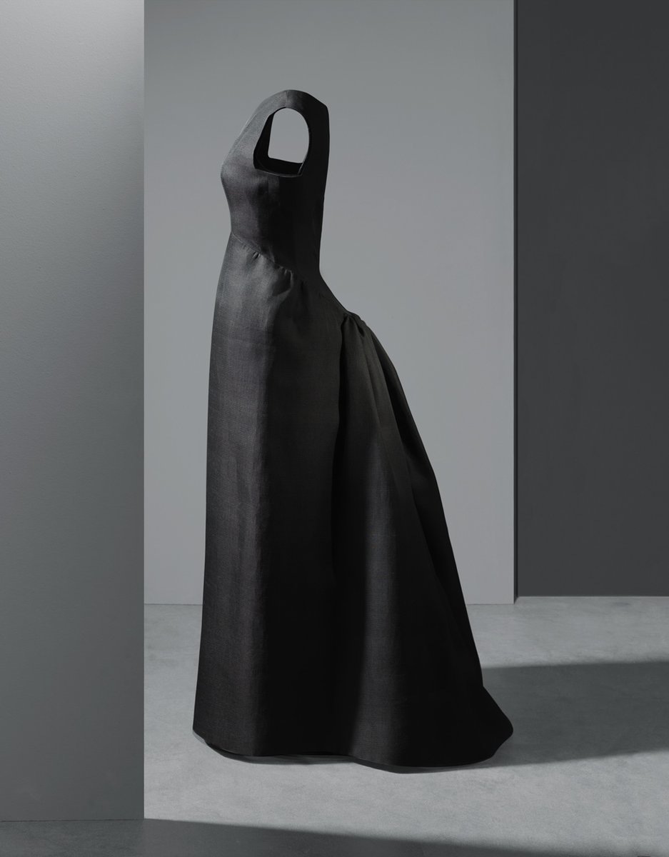 [#cbmcolecciones] La sencillez clásica del delantero de este vestido contrasta con la complejidad barroca de la espalda, subrayada por una regia cola. El gazar, creado en 1958 por la casa suiza Abraham, fue fundamental para conseguir los artificiosos volúmenes.