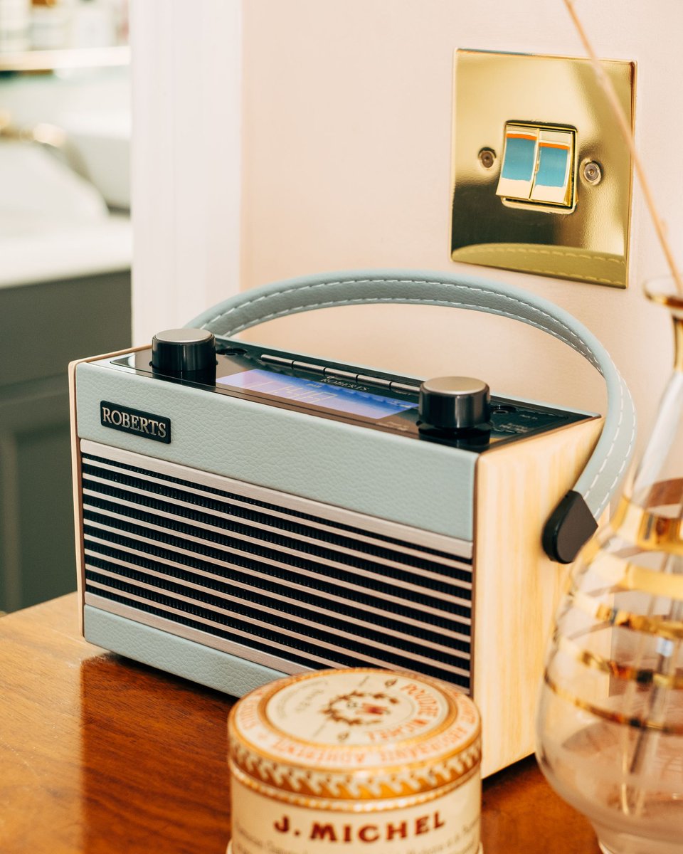 RobertsRadioUK's tweet photo. With its classic wooden cabinet, polished metal grille and choice of colourful casing, the Rambler BT is a radio that delivers the wow factor and will brighten up any space. #RamblerBT #RobertsRadio #Roberts #Radio #Vintage #Retro #Design #AudioIsEverything https://t.co/LFhcmORVib