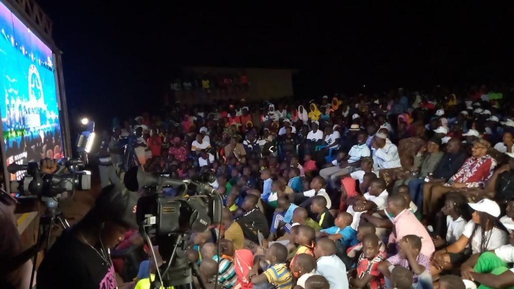 AfricaFactsZone's tweet image. People in Sadio Mane's village, Bambaly in Senegal watching him win the 2019 CAF African Footballer of the Year award. He built a school in his village worth €270,000, a hospital &amp;amp; a stadium for his people.

He gives each family £70 monthly &amp;amp; also provides free clothes to kids.