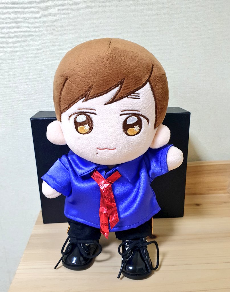 iryu_arashi's tweet photo. 집 오자마자 바로 입혀봤다😊💛💛💛💛💛
급하게 집에있는 반짝이종이로 조잡한 스카프도 만들어주고ㅋㅋㅋㅋ다음에 천 사와서 스카프 해줘야겠다ㅎㅎ

넘넘 이쁘고 귀여운 옷 만들어주셔서 감사합니다😀💗 @bu_bu_studio https://t.co/2HnMV6YrvM