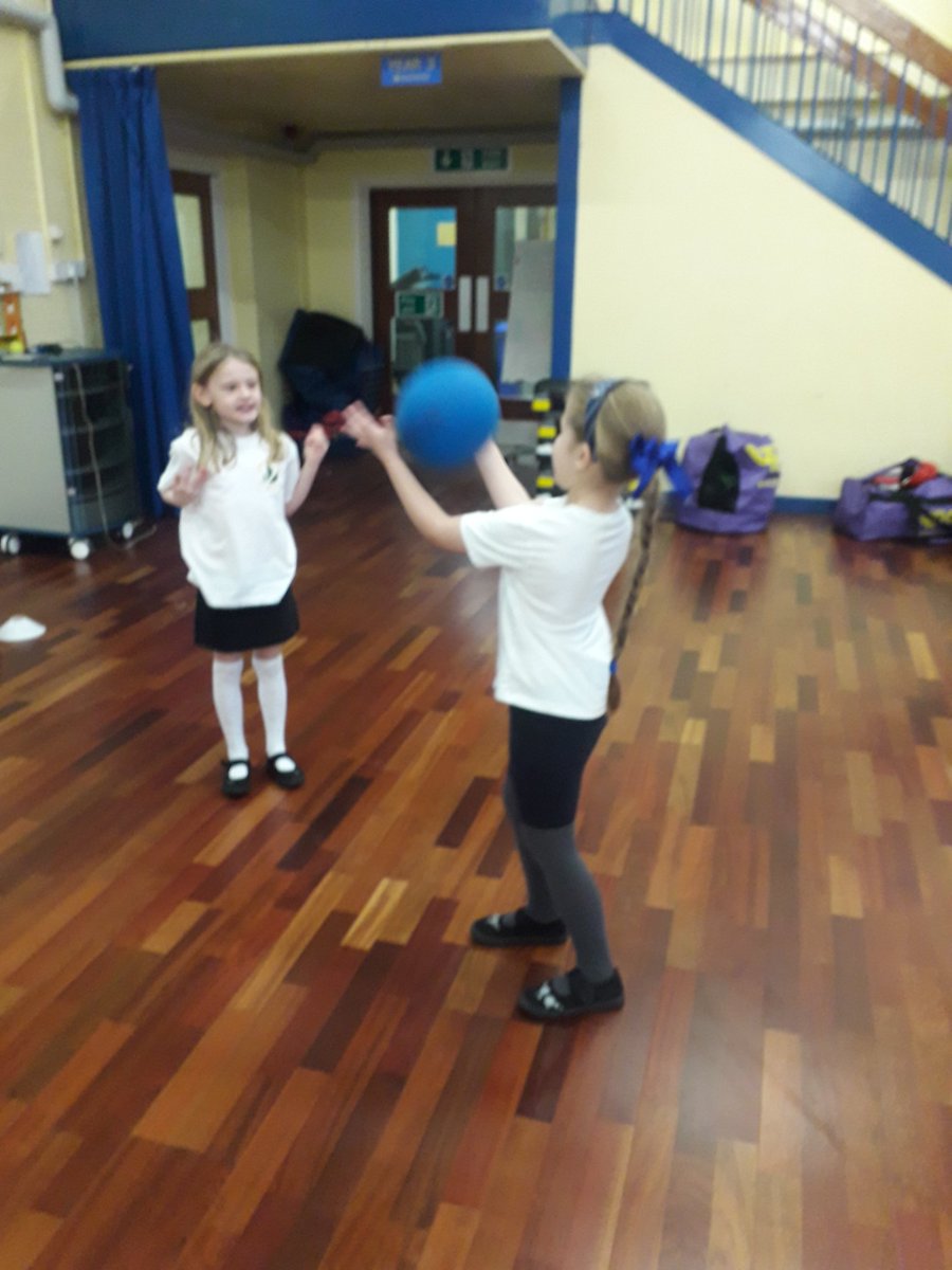 CoachVic11's tweet photo. @Broadoak_Year2 throw and catching FUNdamentals today! And can i say you absolutely smashed it 🏐🎖progressing to small sided games 🥅 well done all 💃 #throwing #catching #funtimes #Fundamentals https://t.co/peh33rNhmP