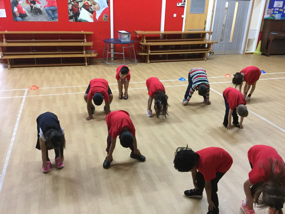 cashprimary's tweet photo. Year 1 took part in their first PE lessons of 2020 this morning. We began with lots of stretching and warm up exercises. We then became animals and moved in different ways, learning movement skills we will need in the coming weeks! #gettingchildrenactive https://t.co/7mevlgntFH