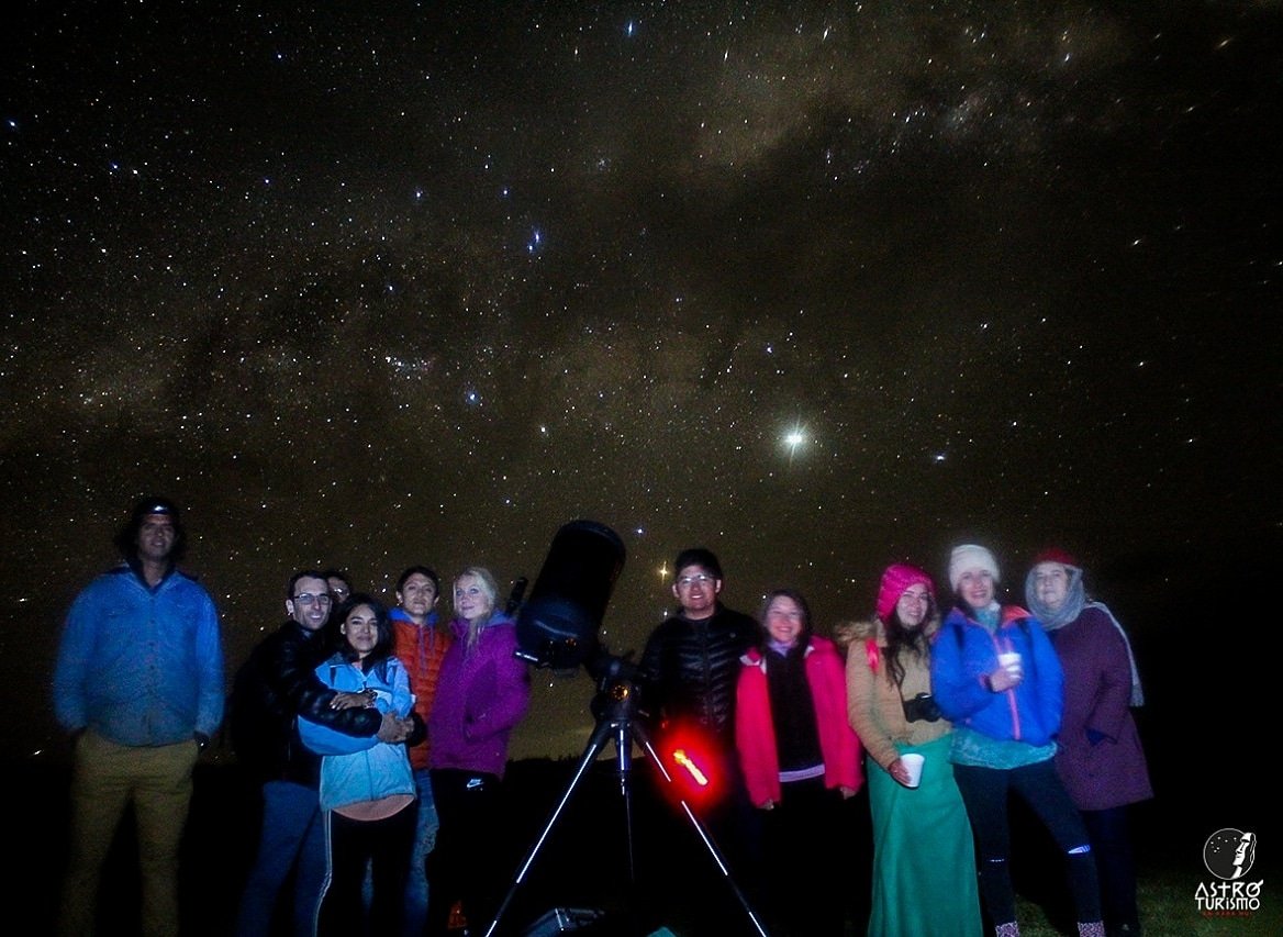 AstroTurRapaNui's tweet photo. ¿Quieres darle un excelente dato a tus amigos o turistas que visitan Isla de Pascua?

Acá una maravillosa experiencia, ¡imperdible!

#TurismoAstronómico en #RapaNui

https://t.co/bgrgRWUdrA https://t.co/cAWGOX74MN