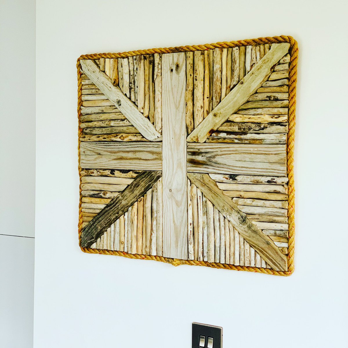 One of my recent commissions in its new home 😍 #driftwoodartist #unionflag #upcycledart #driftwood #madeindorset #dorsetcoast #jurrasiccoast #uniquegifts #happycustomer