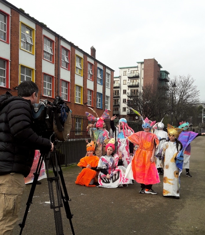 TBGandS's tweet photo. Our arts-in-education programme #CreativeGenerations will be on @news2dayRTE on @RTE2 at 4.20pm on MONDAY!
Huge thank you to presenter @AislingTM for being such a good sport wearing a costume!🐰🐙🦈🐋🦊
Thanks to our wonderful artist @CelinaMuldoon and sponsors @centralbank_ie https://t.co/bIAaqLSBJV