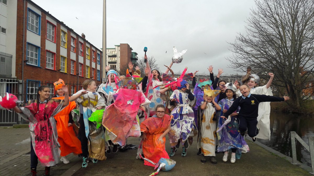 TBGandS's tweet photo. Our arts-in-education programme #CreativeGenerations will be on @news2dayRTE on @RTE2 at 4.20pm on MONDAY!
Huge thank you to presenter @AislingTM for being such a good sport wearing a costume!🐰🐙🦈🐋🦊
Thanks to our wonderful artist @CelinaMuldoon and sponsors @centralbank_ie https://t.co/bIAaqLSBJV
