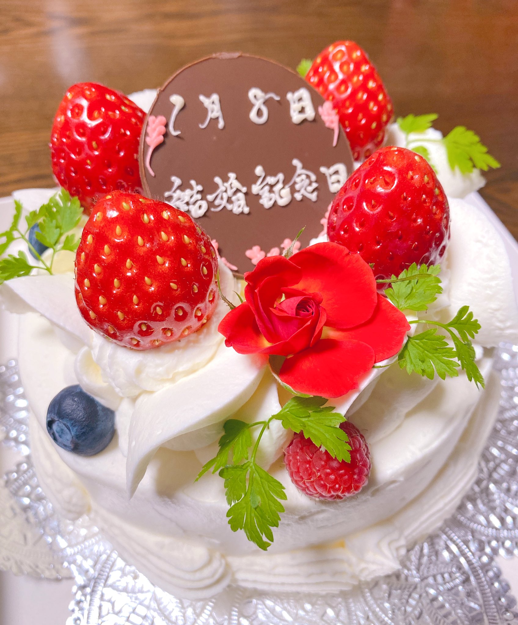 ゆう On Twitter 小さい頃はケーキってだけで特別な感じがしてたけど社会人になってからは食べたくなったら軽率に買って しまう でも普段はカットされたやつしか買わないからホールケーキの 特別感 は別格だよね 両親の