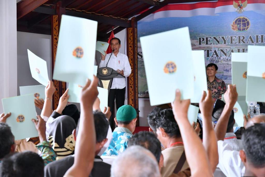 jokowi's tweet photo. Sebelum meninggalkan Natuna, hari ini, saya menyerahkan sertifikat hak atas tanah untuk masyarakat setempat.

Ini tanda bukti hak hukum atas tanah, atas kahan, yang diberikan oleh negara kepada masyarakat. Juga agar semua tahu bahwa Natuna ini adalah tanah air Indonesia. https://t.co/JPgMuvY2pL