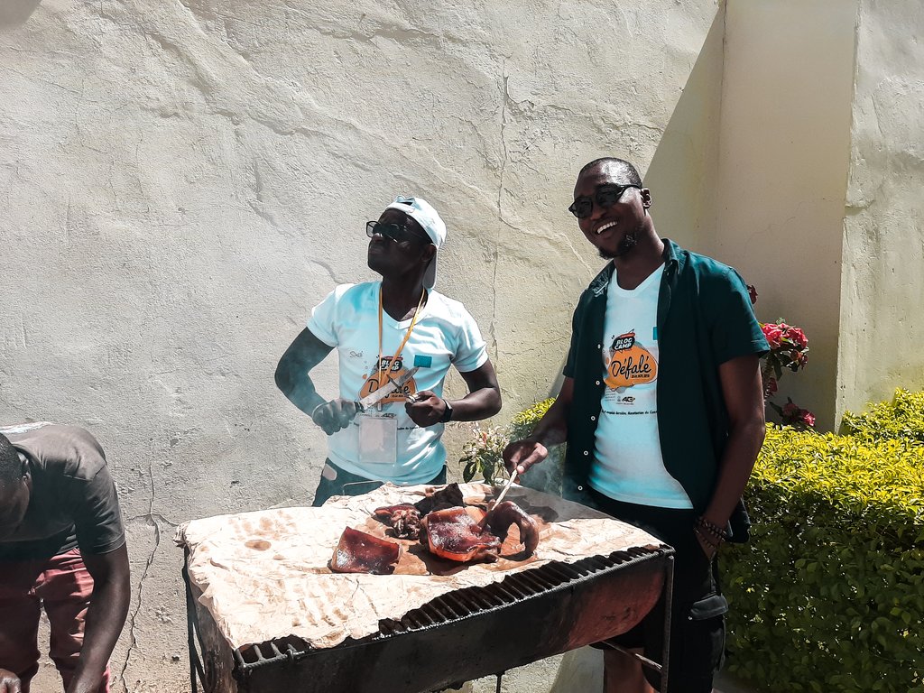 efysaboutey's tweet photo. Le gars il a eu l'idée de fédérer des personnes actives en ligne, et a persévéré jusqu'à 5 éditions pour créer le #BlogCamp2019, au final il te fait dire c'est toi son meilleur blogcamp. 

Vous êtes une centaine et comment ne pas s'en inspirer ?
Joyeux anniversaire @AphtalC https://t.co/Az2xDFVjdg