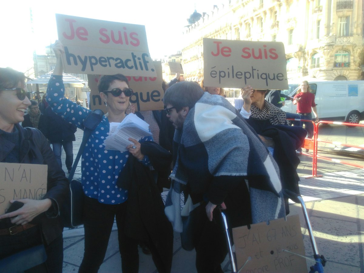 SolveigRoquigny's tweet photo. Action des enseignants sur la Comédie #Montpellier
"J'ai 67 ans et je suis encore prof !"
#ReformeRetraites https://t.co/VO7WcmeuZj