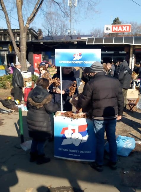 spobeograd's tweet photo. СПО Београд је и ове године организовао традиционално дружење са суграђанима на Бадњи дан. На штандовима испред Цветкове пијаце на Звездари и у Земуну дељене су бомбоне, кувано вино, бадњак и чај https://t.co/azXYoaQLR8