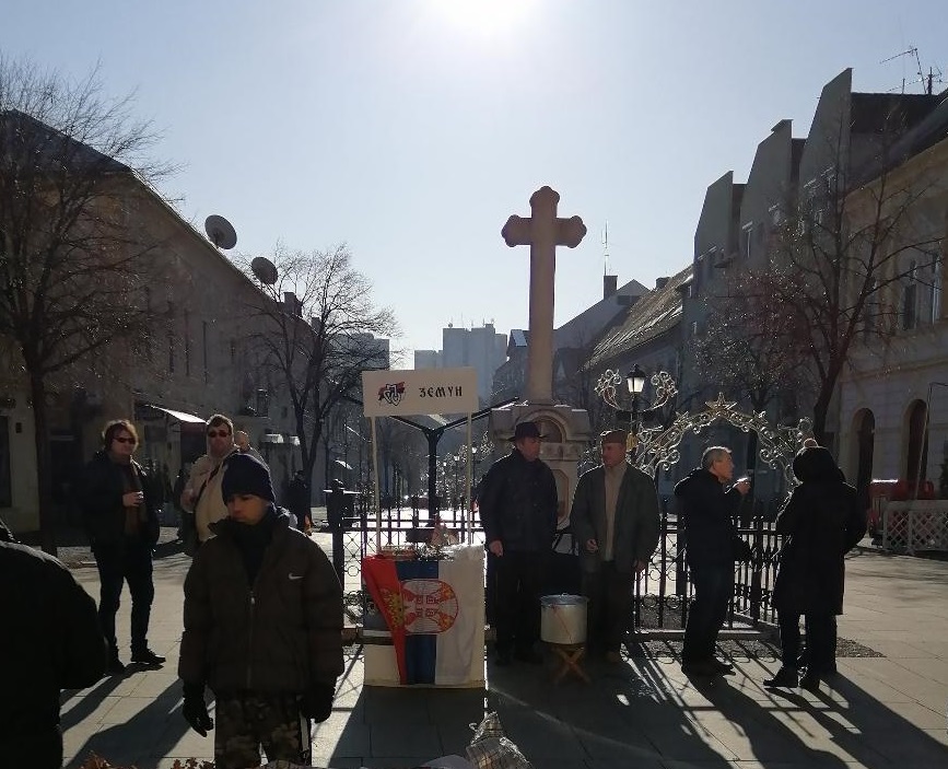 spobeograd's tweet photo. СПО Београд је и ове године организовао традиционално дружење са суграђанима на Бадњи дан. На штандовима испред Цветкове пијаце на Звездари и у Земуну дељене су бомбоне, кувано вино, бадњак и чај https://t.co/azXYoaQLR8