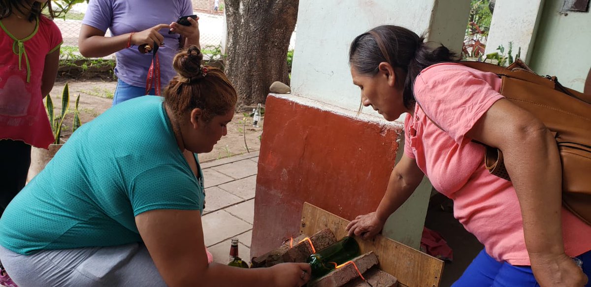 SsAF_Jujuy's tweet photo. El 07 de Enero se realizó un taller para productores y productoras de la localidad de Yuto. 
El taller trabajó el reciclado de botella de vidrio, Técnicas de armado de soportes, y Confección de vasos.

#SomosAgriculturaFamiliar https://t.co/hmvX1knE17