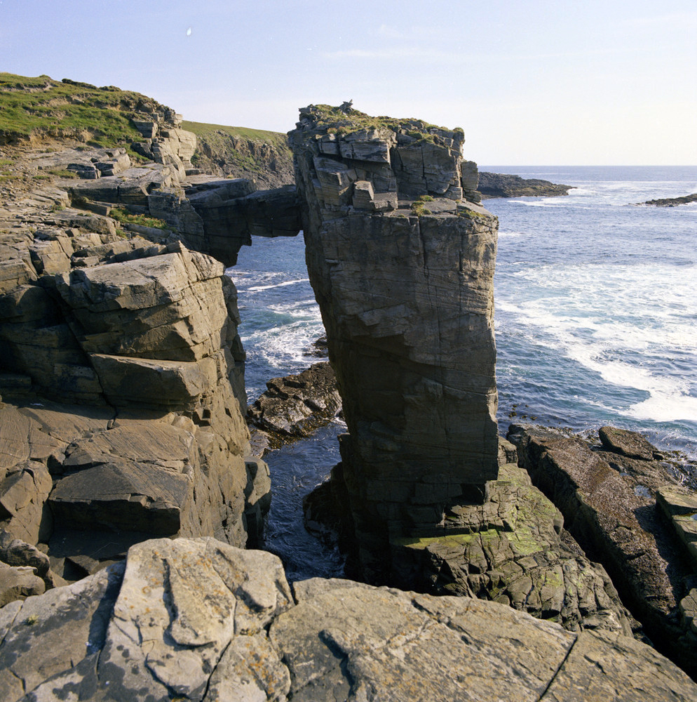 BGS_Scotland's tweet photo. Castle of Qui Ayre, near Stromness, Orkney. Natural arch in cross-bedded #OldRedSandstone #WeatheringWednesday https://t.co/OGXerJANeX