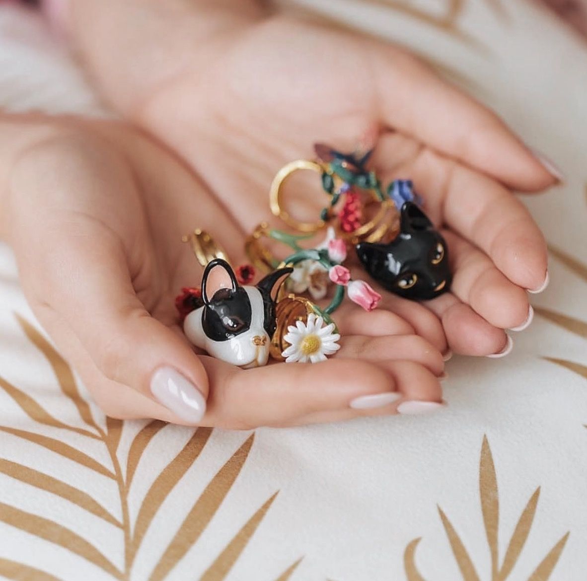 junnipets's tweet photo. A hand full of happiness 🖤
.
.
Agora em promoção: -20% + portes grátis ⚡️
.
Antes: 7̶1̶.9̶0̶€̶
Com desconto: 57.52€ 
.
Banhados a ouro de 18k e pintados à mão com enamel de alta qualidade, os nossos anéis são autênticas “statement pieces” ✨
.
#jewerly #animaljewerly https://t.co/Hw5qNndEDS