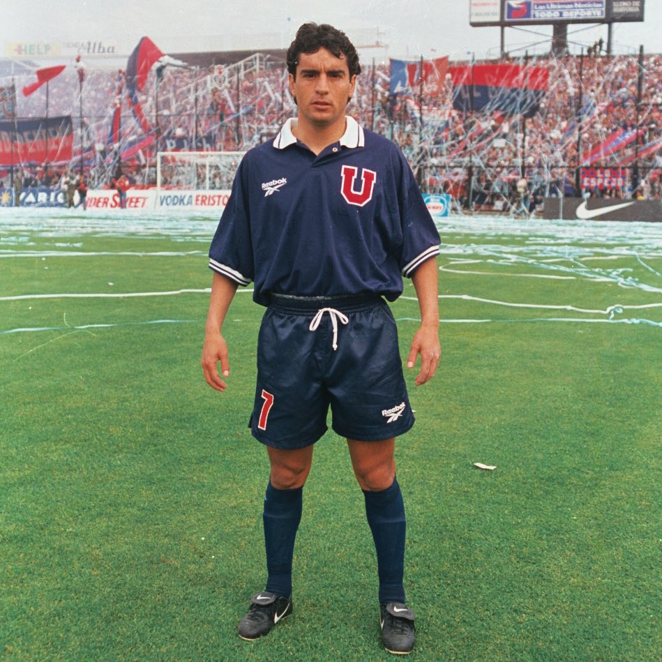 Universidad de Chile on Twitter: &quot;Saludamos al 4 veces campeón del Torneo Nacional y 2 veces campeón de Copa Chile con la gloriosa. Feliz cumple, Esteban “Huevo” Valencia 🎂🎈 #VamosLaU 🤘… https://t.co/bqCWUbbk7i&quot;