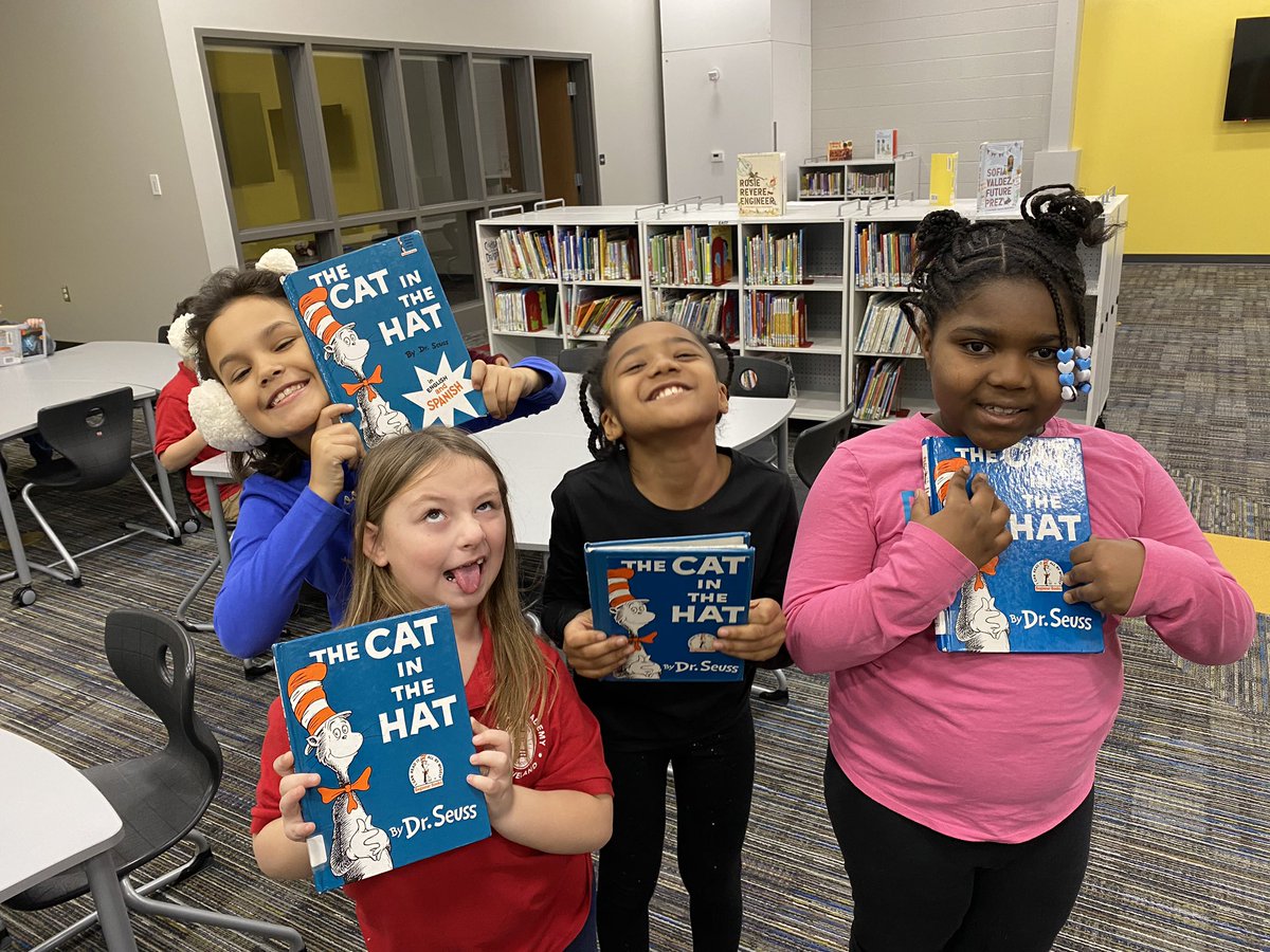 mrstyrrellteach's tweet image. Friends who read together stay together! 📚 #1PHASD @ClevelandBees