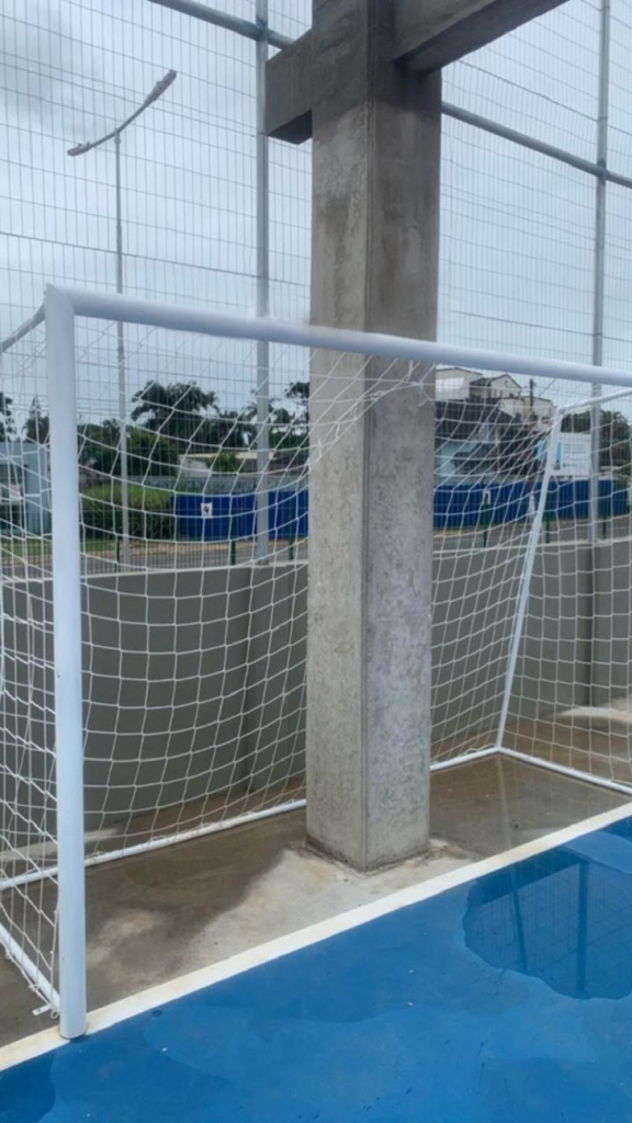 A Prefeitura de Criciúma inovou.
Inaugurou a primeira quadra de futsal da história que tem goleiro fixo.
A inovação está instalada no Parque Altair Guidi