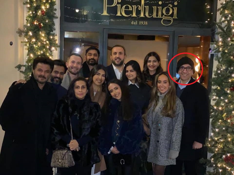 THE Bollywood ~ PAKISTAN connection??!ThreadWho is this Individual who is seen with Numerous Bollywood Stars??Name : Aneel Mussarat~ A British Paki Businessman~ A Real estate barron~ Friends of PTI / Imran khan / Bajwa / Ghafoor / Sheikh Rashid~Close to Bollywood stars