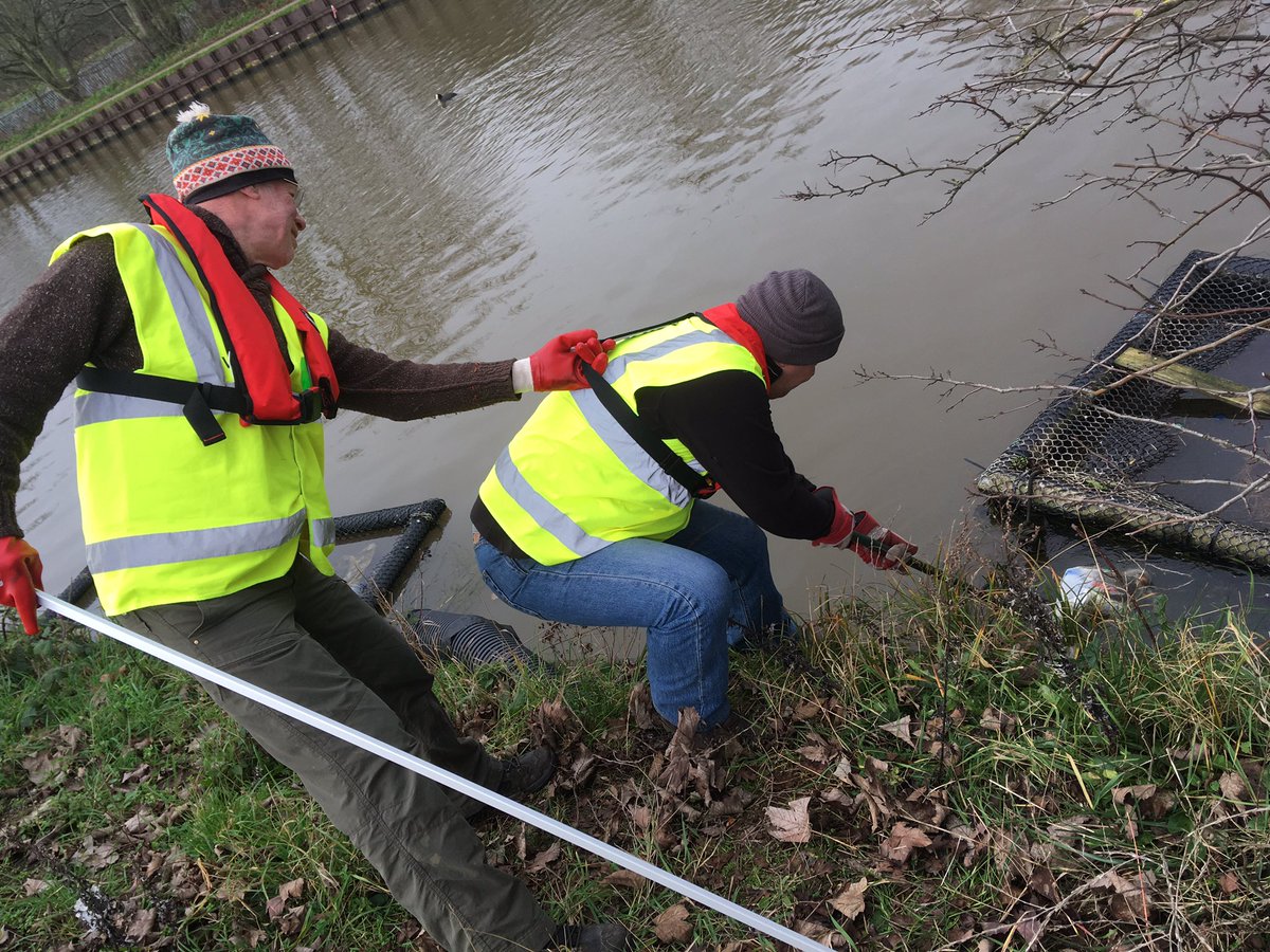 StonebridgeLock's tweet photo. #TottenhamFloatingReedbedProject maintenance #HaleWharf, #Lock17, #TottenhamLock, #LeeNavigation We’re putting our all in to make our 2020 verdant, floriferous and biodiverse #ByCommunityForCommunity #WeWantWildlife #StateOfNature https://t.co/exGn8ynl0s